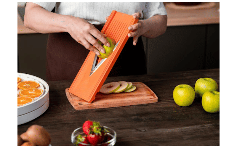 chef cutting apple slices